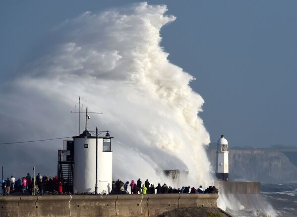 Огромные волны накатывают на маяк на побережье Уэльса, Британия - Sputnik Абхазия