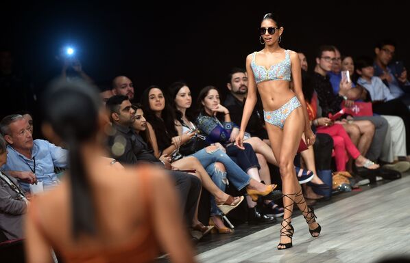 Модель демонстрирует коллекцию дизайнера Flamants во время Недели Моды в Панаме - Sputnik Абхазия