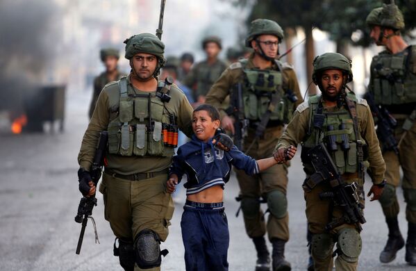Израильские солдаты конвоируют палестинского ребенка в городе Хеврон - Sputnik Абхазия