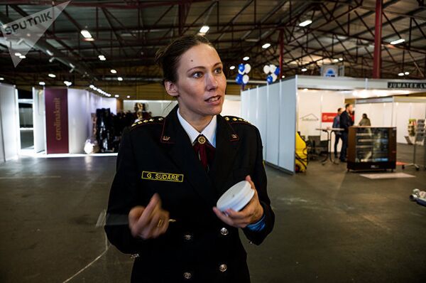 Представитель пожарно-спасательной службы Латвии консультировала посетителей выставке по вопросам противопожарных датчиков   - Sputnik Абхазия