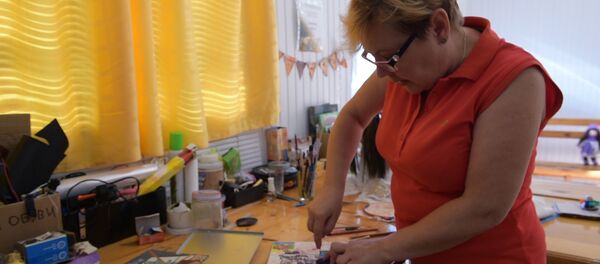 Ольга Кварчия семь месяцев назад из классической домохозяйки превратилась в профессиональную кукольницу. - Sputnik Абхазия