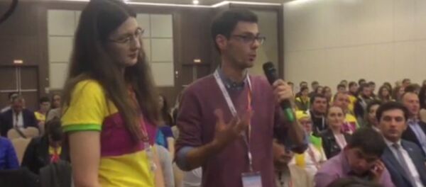 Итальянка вручила президенту Абхазии небольшой подарок Итальянка вручила президенту Абхазии небольшой подарок - Sputnik Абхазия