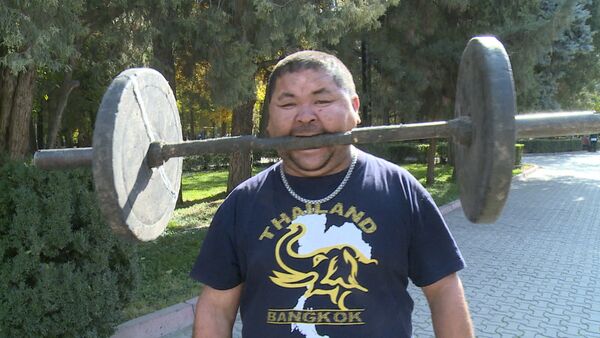 СПУТНИК_Силач из Кыргызстана заколачивает гвозди лбом и поднимает гантелю зубами - Sputnik Абхазия