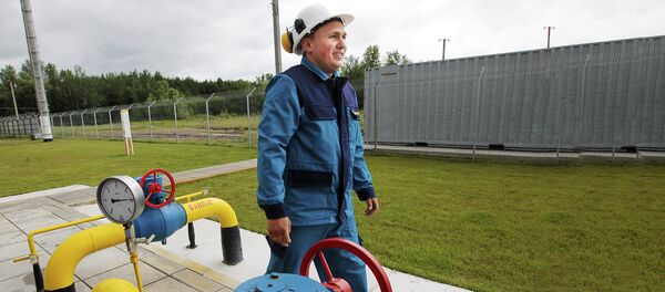 Рабочий на газокомпрессорной станции в Полтавской области Украины - Sputnik Абхазия