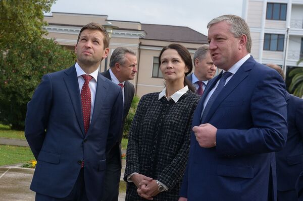 Восьмой Абхазо-российский деловой форум в Сухуме. Возложение  - Sputnik Аҧсны