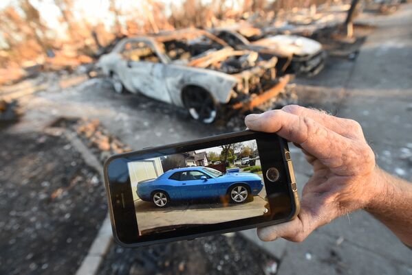 Коллекционер машин показывает фото сгоревшего Dodge Challenger Limited Edition SRT8 - Sputnik Абхазия