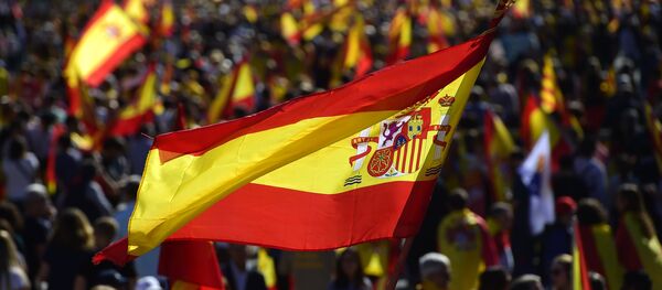 Люди размахивают испанскими флагами во время митинга за единство в Барселоне 29 октября 2017 год Люди размахивают испанскими флагами во время митинга за единство в Барселоне 29 октября 2017 год - Sputnik Абхазия