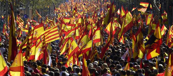 Люди размахивают испанскими флагами во время митинга за единство в Барселоне 29 октября 2017 год Люди размахивают испанскими флагами во время митинга за единство в Барселоне 29 октября 2017 год - Sputnik Аҧсны