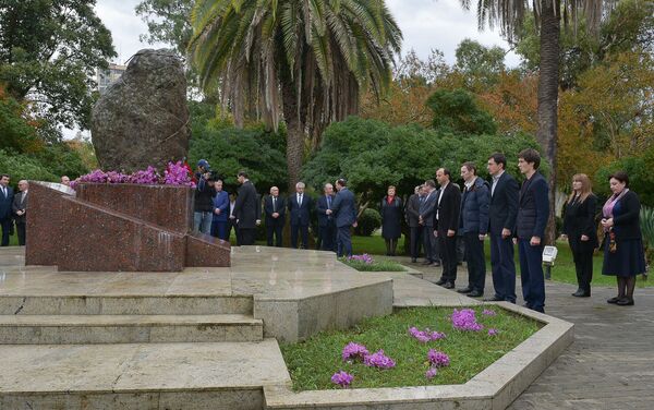 Возложение цветов к памятнику жертвам политических репресий - Sputnik Абхазия