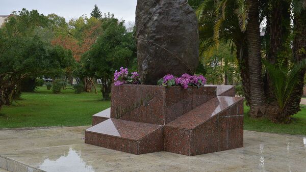 Возложение цветов к памятнику жертвам политических репресий - Sputnik Аҧсны