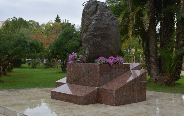 Возложение цветов к памятнику жертвам политических репресий - Sputnik Абхазия