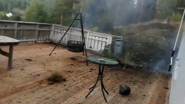Житель Норвегии снял на видео момент, как молния ударила в террасу на заднем дворике дома - Sputnik Абхазия