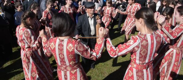 Ешь и танцуй: как прошел праздник абхазских армян Амшен Ешь и танцуй: как прошел праздник абхазских армян Амшен - Sputnik Абхазия