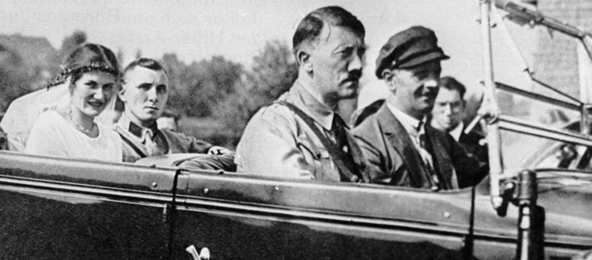 Глава Национал-социалистской партии Германии Адольф Гитлер (в центре) с соратником по партии Мартином Борманом (сзади) и его невестой - Sputnik Абхазия, 1920, 04.11.2017