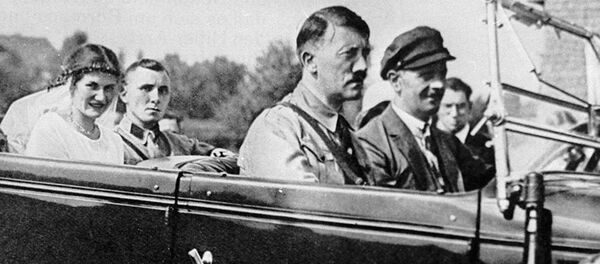 Глава Национал-социалистской партии Германии Адольф Гитлер (в центре) с соратником по партии Мартином Борманом (сзади) и его невестой - Sputnik Абхазия