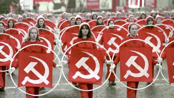 Физкультурники на Красной площади во время празднования 58-й годовщины Великой Октябрьской социалистической революции, 1975 год - Sputnik Абхазия