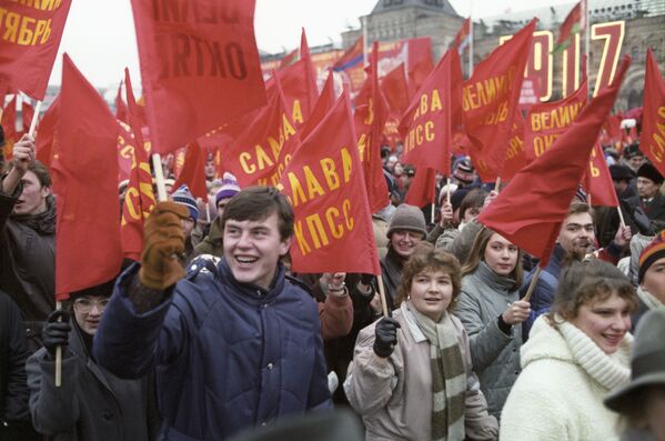 Празднование 68-й годовщины Великой Октябрьской социалистической революции на Красной площади, 1985 год - Sputnik Абхазия