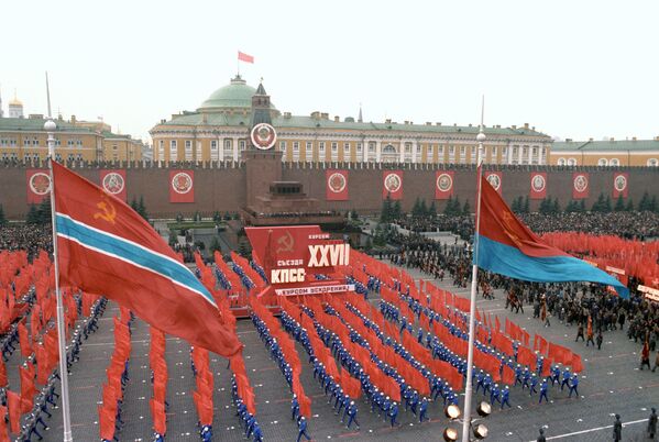 Выступление физкультурников во время празднование 69-й годовщины Великой Октябрьской социалистической революции на Красной площади, 1986 год - Sputnik Абхазия