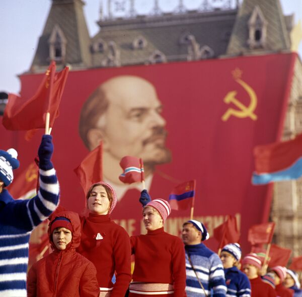 Физкультурный парад на Красной площади в день 50-летия Великой Октябрьской социалистической революции - Sputnik Абхазия
