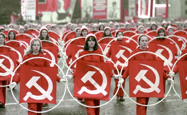 Физкультурники на Красной площади во время празднования 58-й годовщины Великой Октябрьской социалистической революции, 1975 год - Sputnik Абхазия