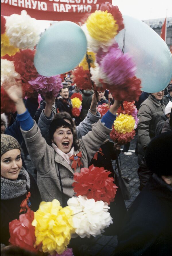 Участники демонстрации на Красной площади в День празднования 72-ой годовщины Великой Октябрьской социалистической революции, 1989 год - Sputnik Абхазия