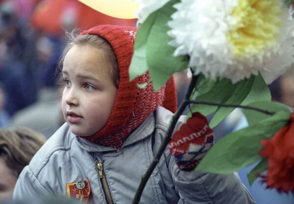 Девочка с цветами в колонне демонстрации трудящихся на Красной площади в день празднования 72-ой годовщины Великой Октябрьской социалистической революции, 1989 год - Sputnik Абхазия