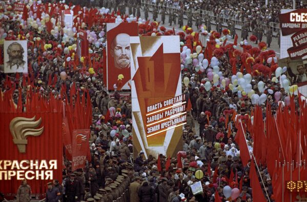 Демонстрация трудящихся на Красной площади, посвященная 72-й годовщине Великой Октябрьской Социалистической революции, 1989 год - Sputnik Абхазия