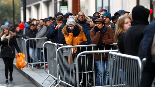 Люди в очереди за новым iPhone X во время старта продаж нового смартфона в Лондоне - Sputnik Абхазия