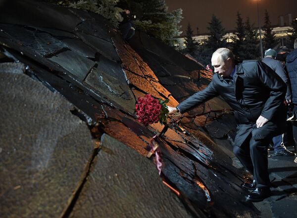 Президент РФ Владимир Путин на церемонии открытия мемориала Стена скорби в Москве - Sputnik Абхазия