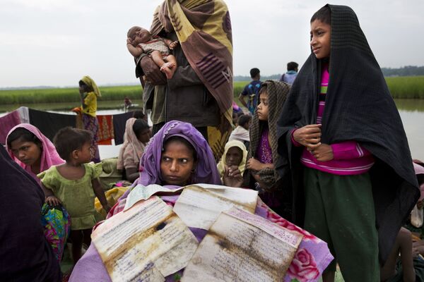 Женщина-рохинджа, бегущая из Мьянмы в Бангладеш, сушит свои документы на границе - Sputnik Абхазия