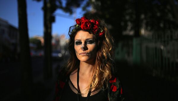 Женщина в костюме и макияже на Хэллоуин в пригороде Сиднея в Австралии - Sputnik Абхазия