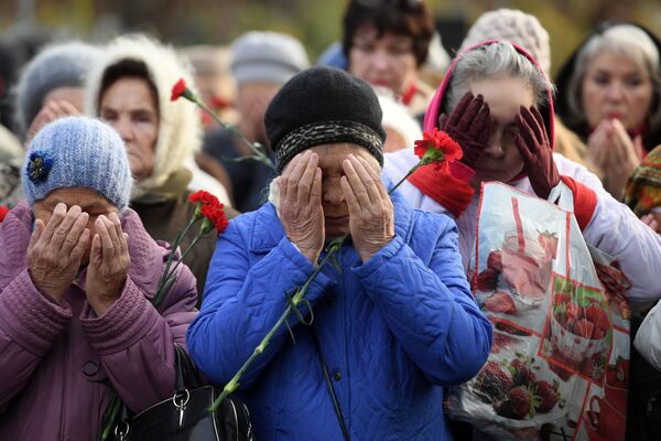 Жители Казани у мемориала на Арском кладбищ в День памяти жертв политических репрессий - Sputnik Абхазия
