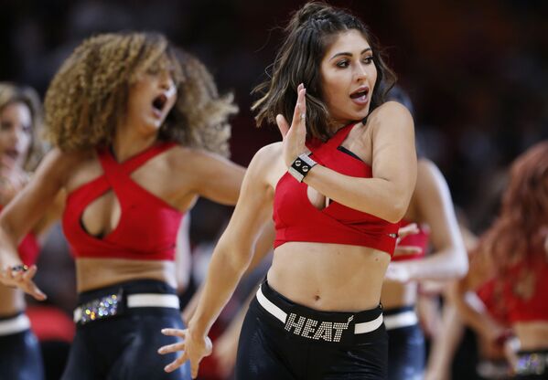 Танцующие девушки из группы поддержки баскетбольной команды Miami Heat в перерыве матча между командами Miami Heat и Chicago Bulls - Sputnik Абхазия