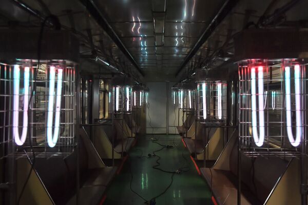 Кварцевые лампы обеззараживают вагоны в электродепо Калужское Московского метрополитена - Sputnik Абхазия