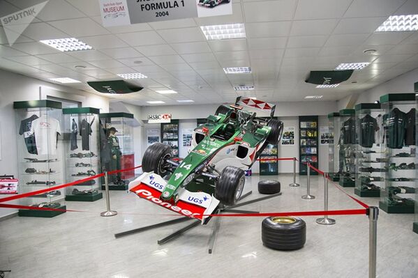 На почетном месте в музее возвышается болид Формулы-1. Это Jaguar R5B 2004 года, на котором гонял Марк Веббер - Sputnik Абхазия