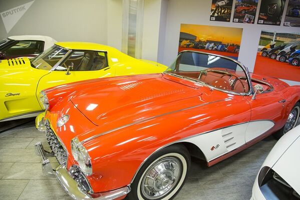 Побывавший здесь владелец Формулы-1 Берни Экклстоун был в восторге именно от представленных в музее Chevrolet Corvette. Это модель 1958 года. Сегодня такая машина стоит от 100 до 150 тысяч долларов - Sputnik Абхазия