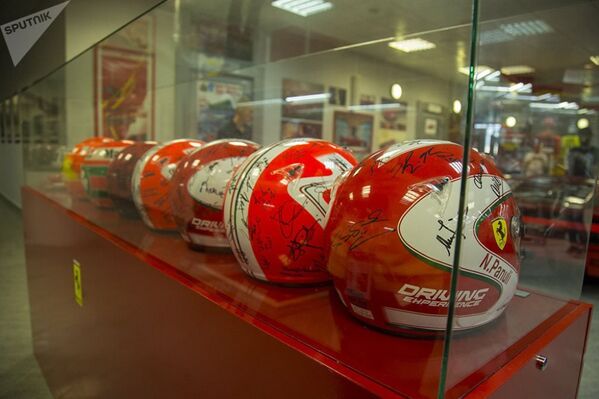Шлемы с автографами участников этапа Формулы-1 в Сочи - Sputnik Абхазия