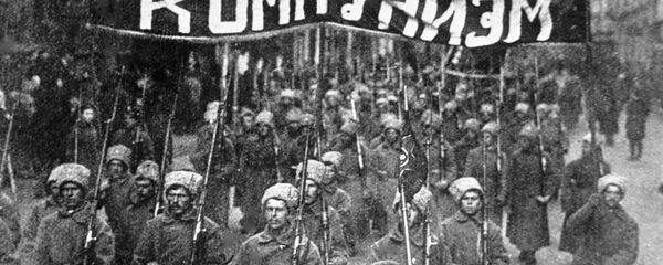 Колонна революционно настроенных солдат с лозунгом Коммунизм идет по Никольской улице в Москве. 1917 год Колонна революционно настроенных солдат с лозунгом Коммунизм идет по Никольской улице в Москве. 1917 год - Sputnik Абхазия