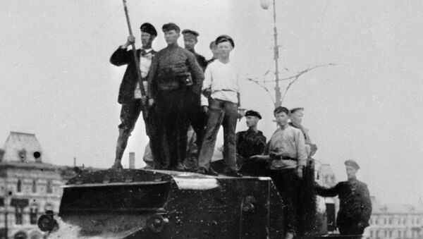 Рабочие на броневике на Красной площади в Москве, 1917 год - Sputnik Абхазия