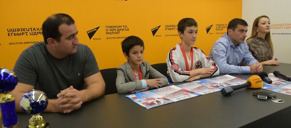 Аплодисменты и кубки: как в Sputnik встречали чемпионов мира по косики каратэ - Sputnik Абхазия