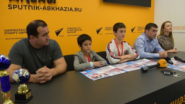 Аплодисменты и кубки: как в Sputnik встречали чемпионов мира по косики каратэ - Sputnik Абхазия