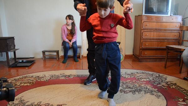 Не отстает от сверстников: как ребенок с ДЦП борется с болезнью - Sputnik Абхазия