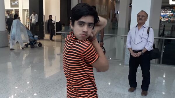 В Пакистане нашли мальчика, способного поворачивать голову на 180 градусов - Sputnik Абхазия