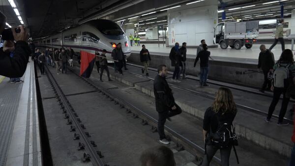 В Барселоне протестующие заблокировали железнодорожную станцию - Sputnik Абхазия