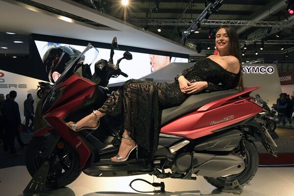 Модель позирует на новом Kymco Downtown 350i на Международной выставке мотоспорта EICMA MOTO в Милане - Sputnik Абхазия