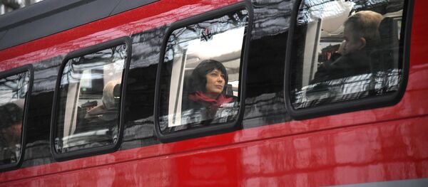 Пассажиры в вагоне двухэтажного поезда Пассажиры в вагоне двухэтажного поезда - Sputnik Аҧсны