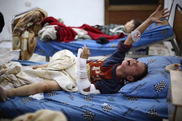 Сирийский мальчик был ранен, когда минометный снаряд попал в школу. - Sputnik Абхазия