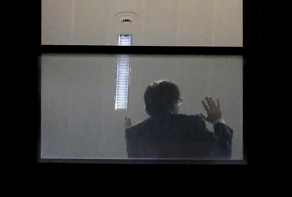 Человек в окне прокуратуры Брюсселя, как полагают,  является Карлесом Пучдемоном - Sputnik Абхазия