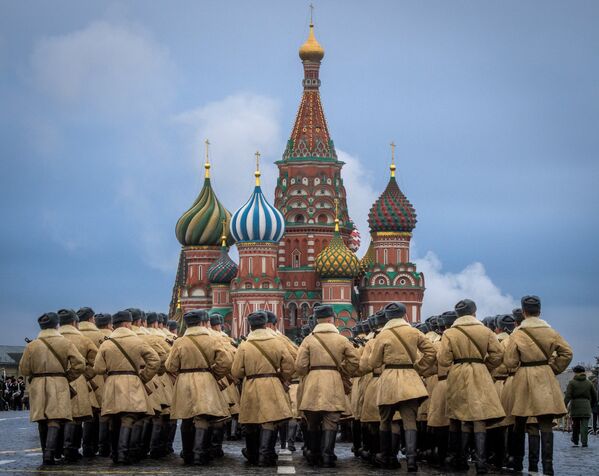 Российские солдаты проводят репетицию перед предстоящим парадом на Красной площади в Москве - Sputnik Абхазия