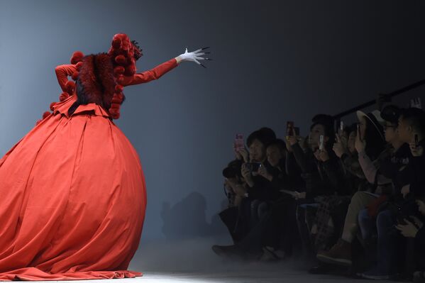 Модель представляет коллекцию «Hu Sheguang» во время Недели моды в Китае - Sputnik Абхазия